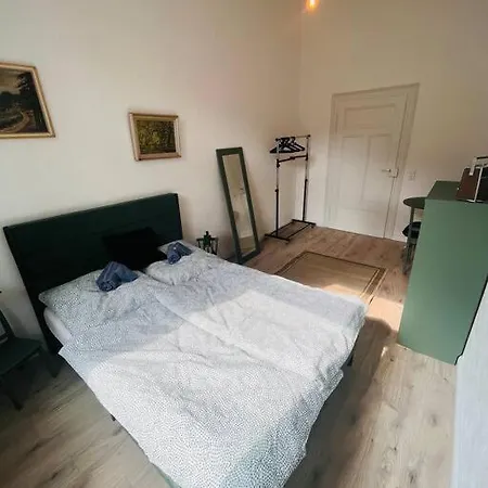 Kuenstlerisches Lägenhet *